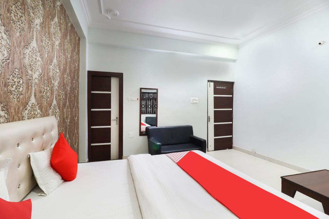 Oyo 70489 Hotel Tajvar Siwan Екстер'єр фото