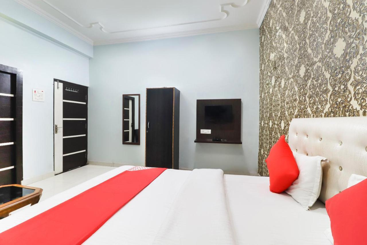 Oyo 70489 Hotel Tajvar Siwan Екстер'єр фото